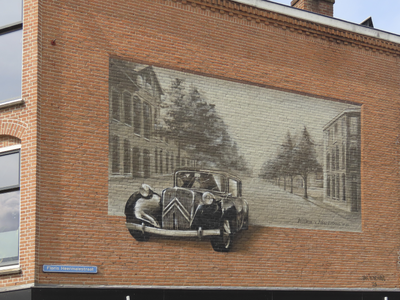 907096 Gezicht op de muurschildering 'Willem v. Noortstraat 1935' van Jan is de Man uit 2023, met frontaal een Citroën ...